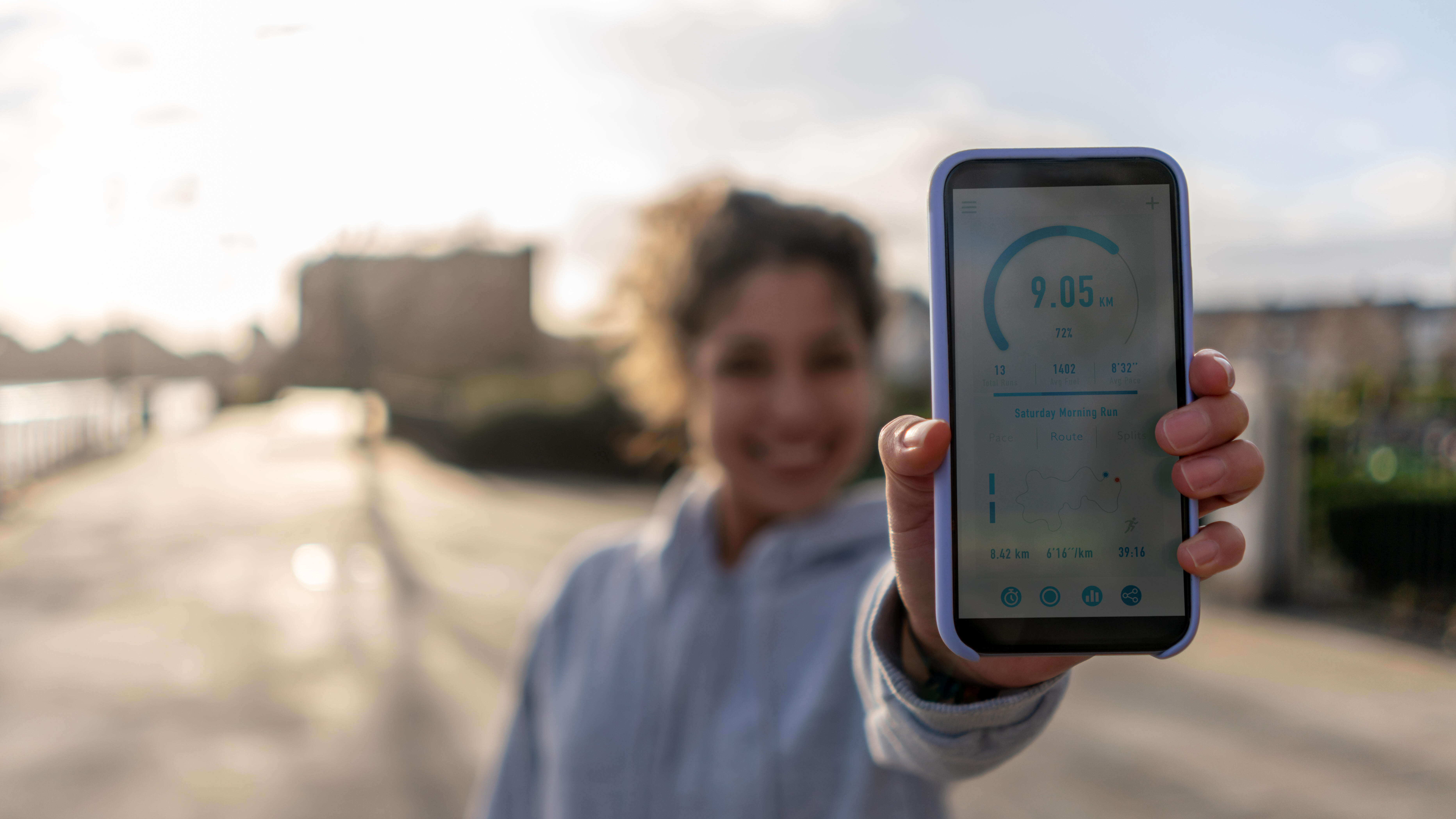 Frau hält ein Smartphone hoch